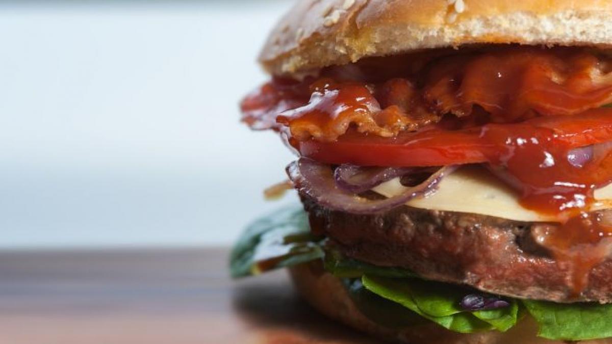 Ce a găsit o femeie într-un burger este de-a dreptul scârbos. Nici acum n-a aflat de unde provenea