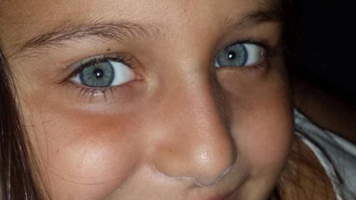 scrisoarea papei francisc pentru o fetita bolnava de cancer lumea a inceput sa planga in biserica