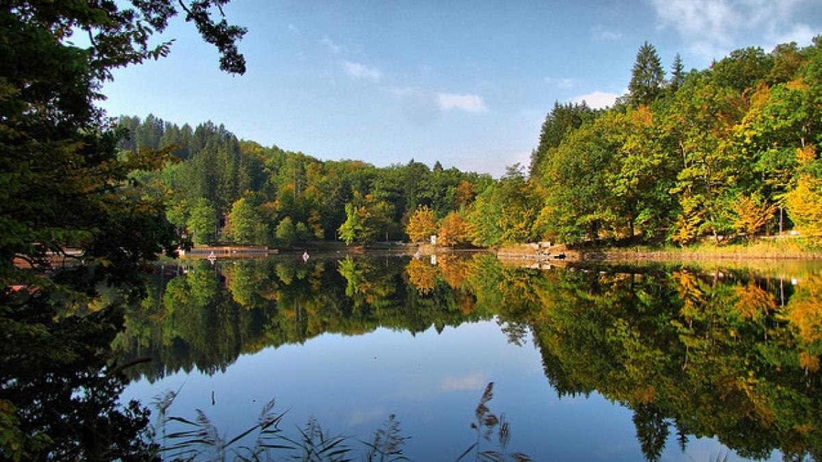 lacul din romania care detine trei recorduri mondiale apa lacului detine proprietati unice in