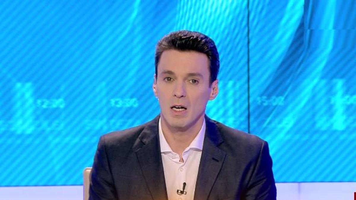 moment emotionant la antena 3 mircea badea recita o poezie acompaniat de un pian