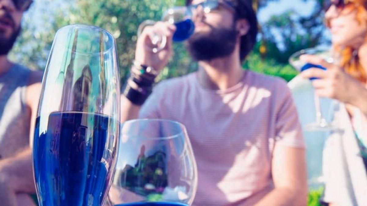 cercetatorii au obtinut primul vin natural de culoare albastra arata de a dreptul spectaculos