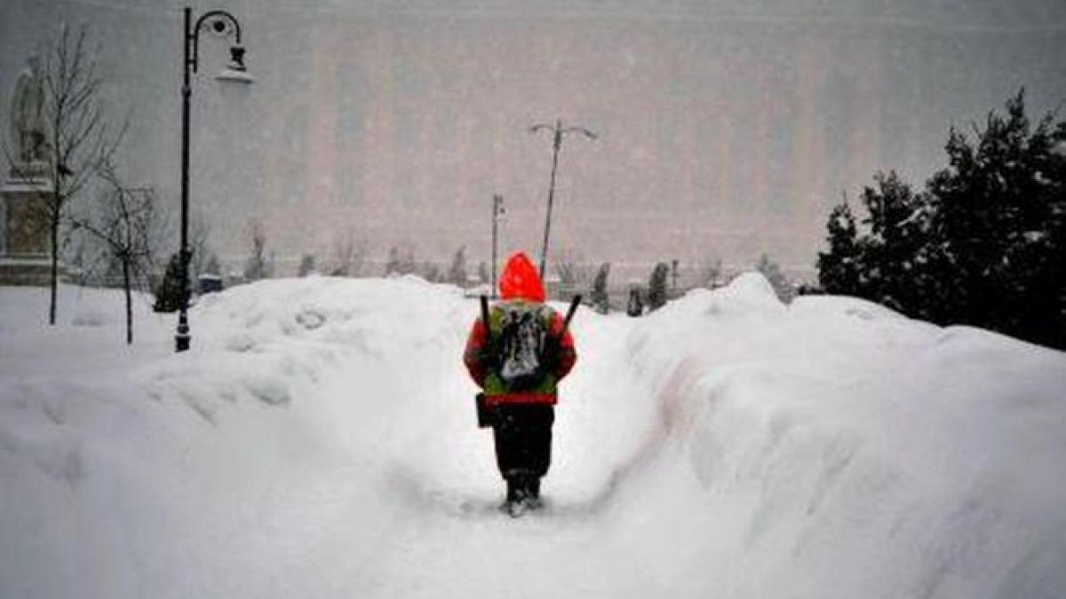 elevi cu geci si manusi la ore in romania in clase sunt intre grade celsius