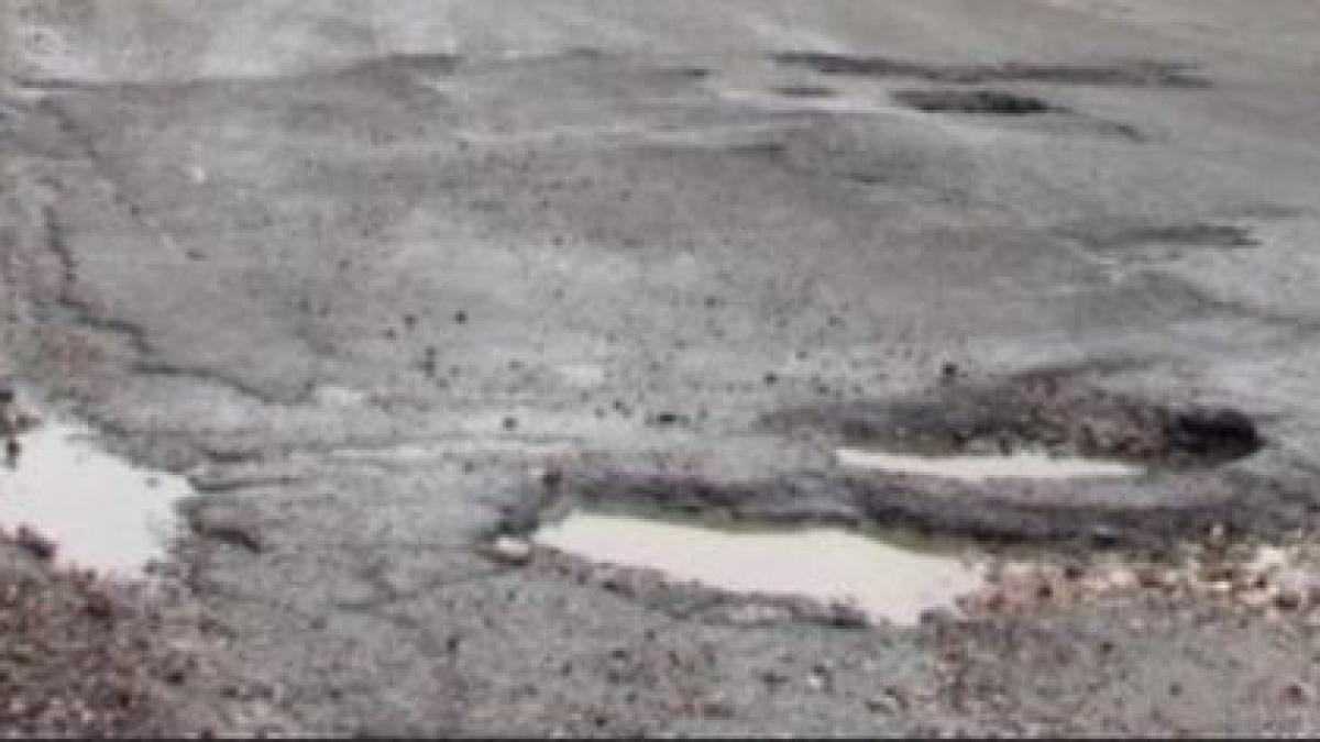 un oficial a fost concediat dupa ce a reparat o strada cu photoshop foto in articol