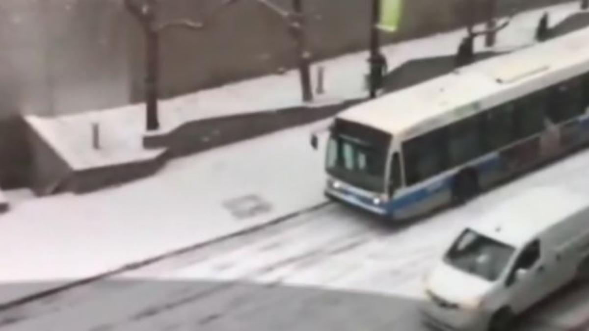 a filmat cu telefonul mobil un accident in lant pe un drum in panta din montreal video