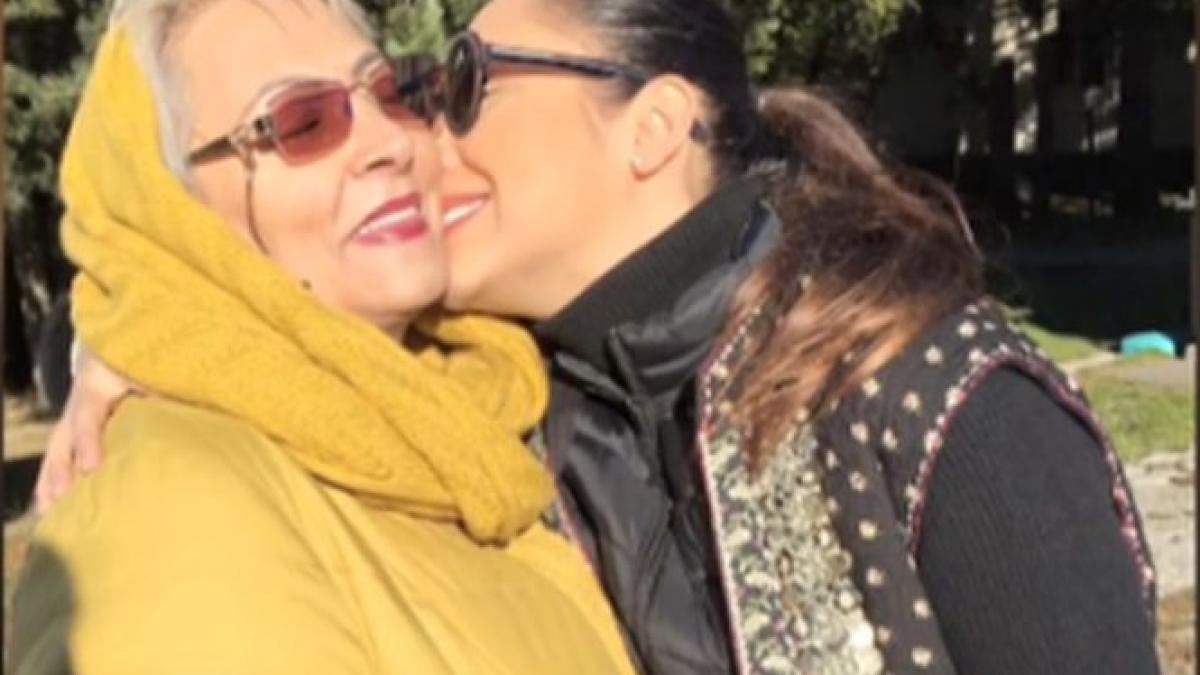 andra si a facut mama sa planga in public