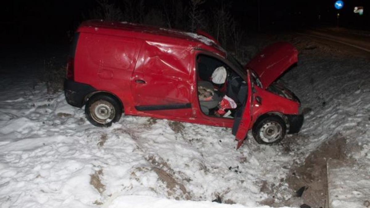 un sofer a scapat viu din accident dar era sa moara de frig pentru ca nimeni nu a oprit sa l ajute