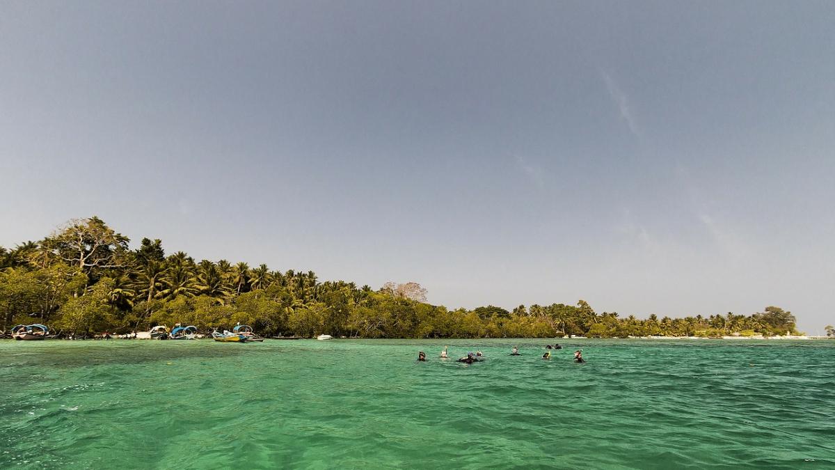 clipe de groaza pentru sute de turisti oamenii au ramas blocati pe o insula de langa thailanda