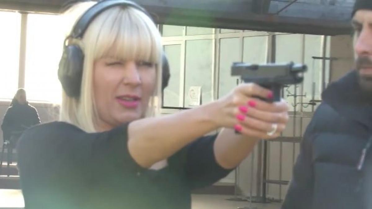 elena udrea inarmata nu e schwarzenegger nu e rambo nu e van damme si nici james bond este elena