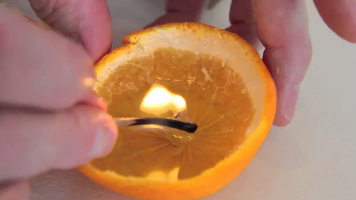 video trucul bunicii pune ulei de masline intr o mandarina si aprinde l vei incerca si tu trucul