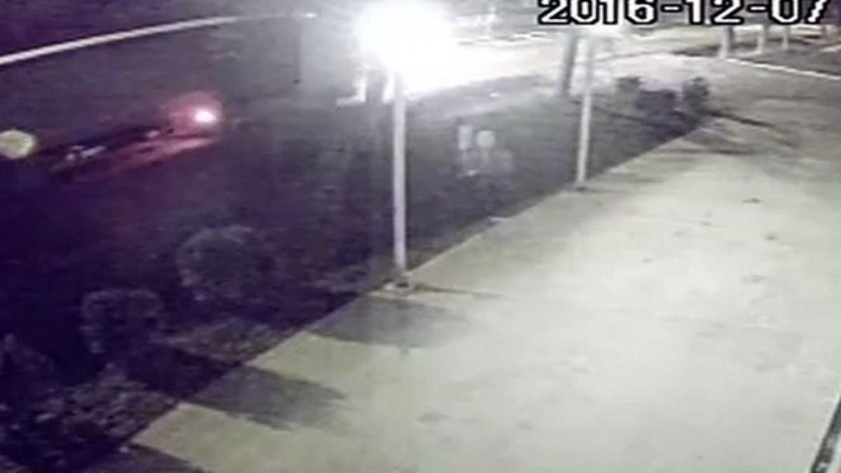 cruzime incredibila un tanar a fost batut si lasat pe sosea sa fie calcat de masini