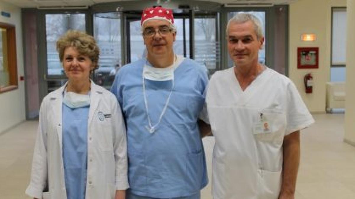 un doctor roman salveaza zece copii din cambodgia in urma unei misiuni caritabile internationale