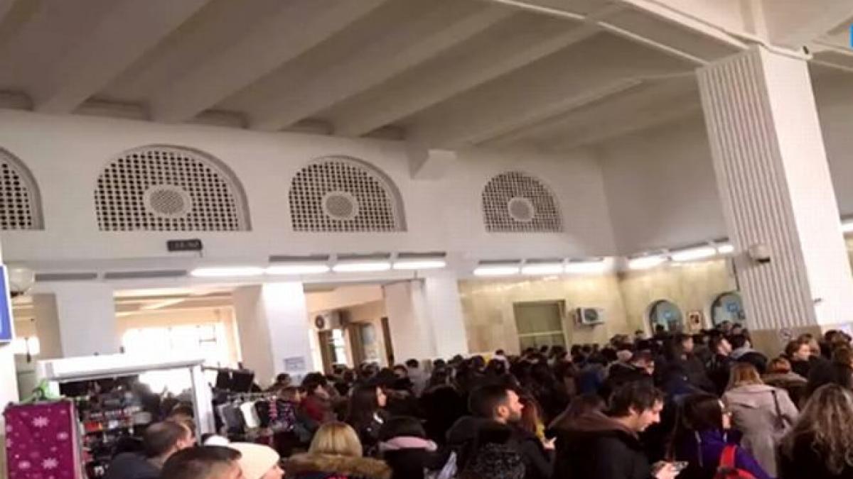 haos in gara de nord elevii si studentii au luat cu asalt casele de bilete