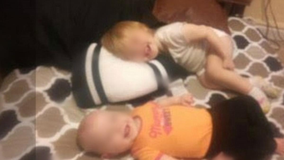 tatal si a dus fetitele in camera lor si le a culcat dar cand mama a venit de la serviciu si a mers