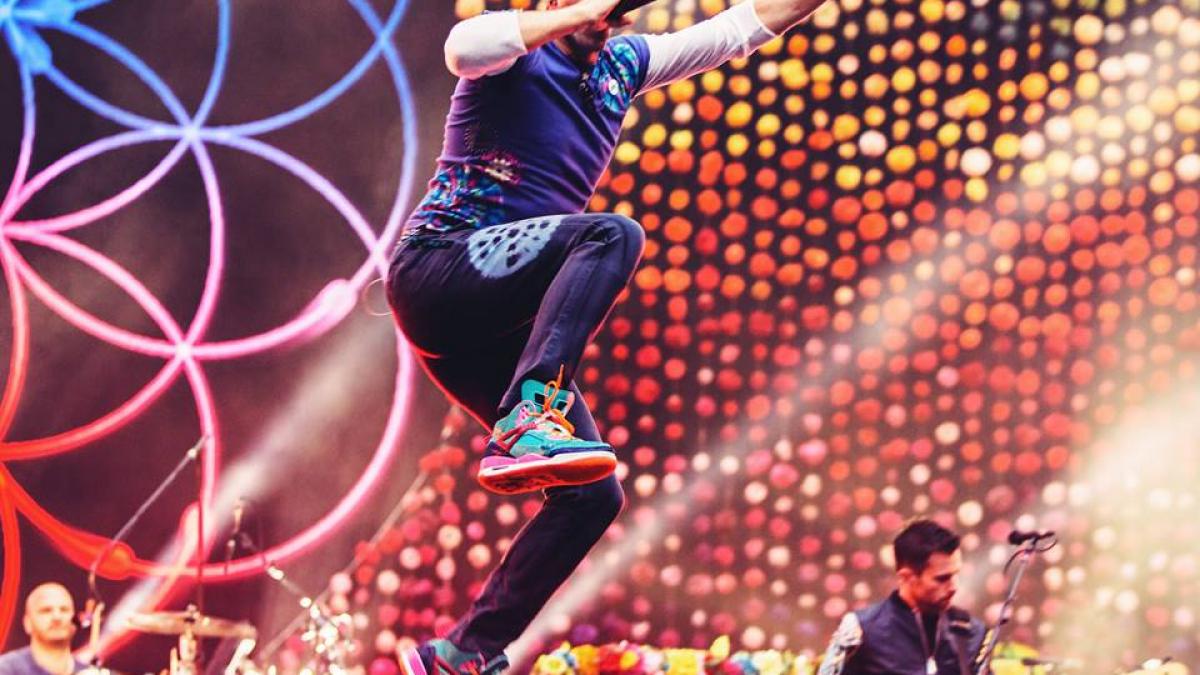 solistul coldplay a oprit concertul pentru ca un fan sa si ceara iubita de sotie dar a facut o gafa