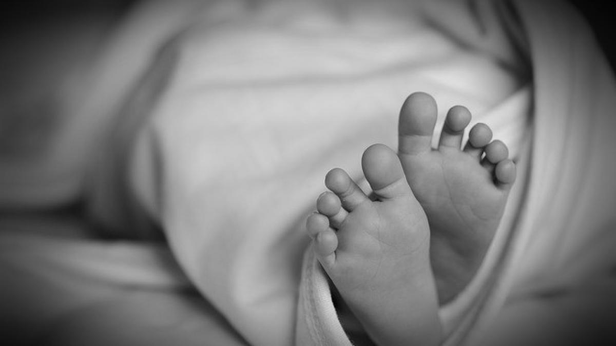 tragedie in salaj un bebelus de cinci luni sufocat cu patura