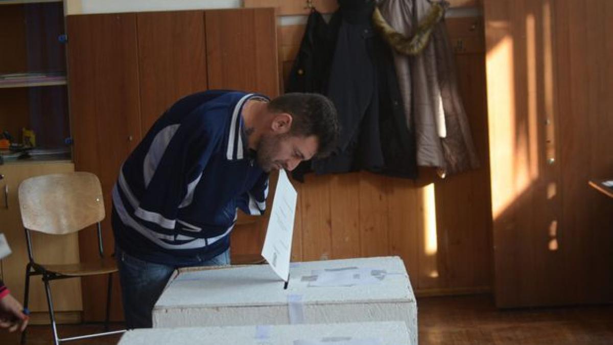 alegeri parlamentare 2016 un barbat din buzau fara maini a mers la vot a tinut buletinul de vot in
