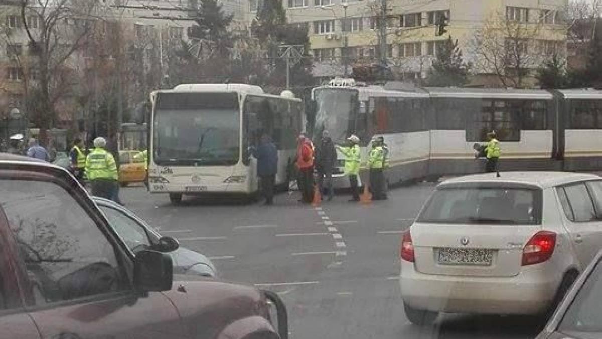 accident grav intre un autobuz ratb si un tramvai