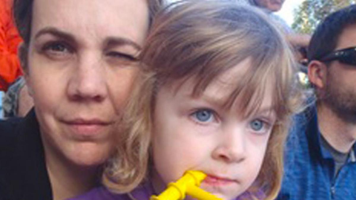 micuta asta de 3 ani i a spus unui strain tata si l a rugat sa o ia in brate ce s a intamplat mai