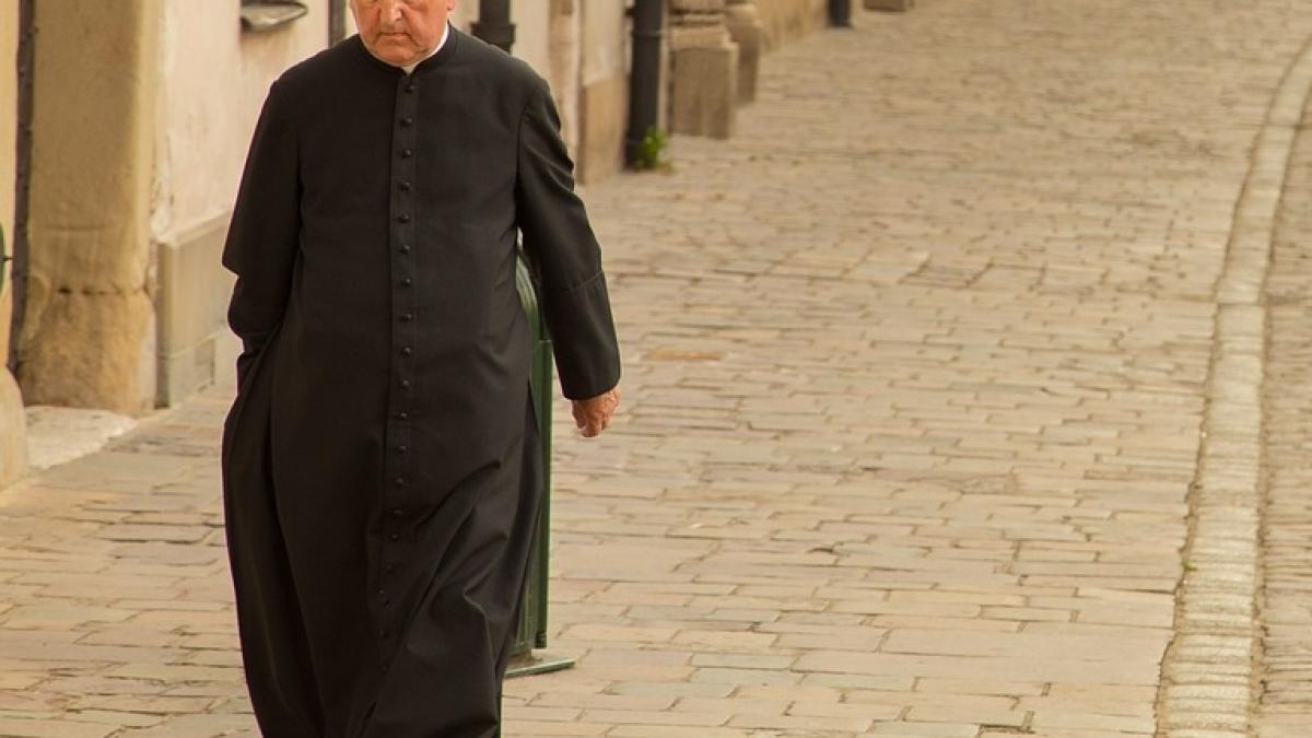 un preot a anuntat la slujba ca este homosexual cum au reactionat enoriasii