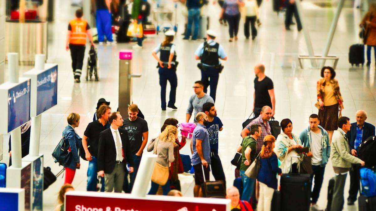 o femeie a rugat un preot sa o ajute sa pacaleasca vamesii ce s a intamplat cand au fost opriti de