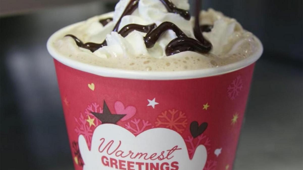 gafa uriasa facuta de mcdonald s ce apare pe cele mai noi pahare pentru cafea