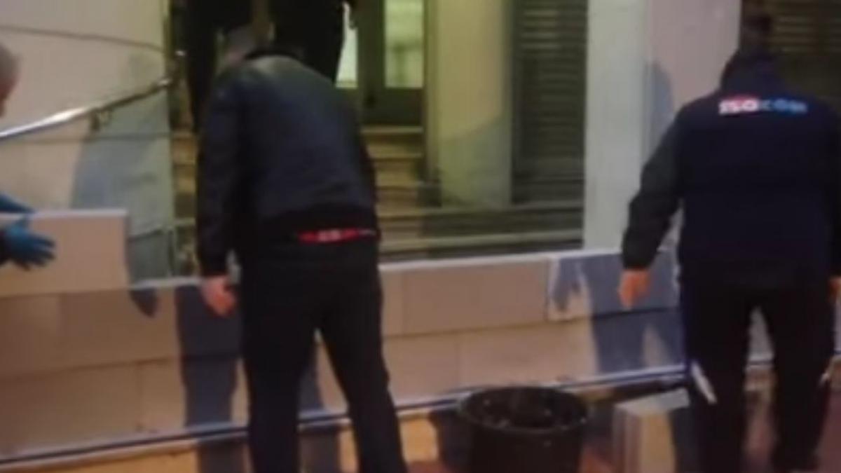 protest inedit in grecia manifestantii au zidit intrarea ministerului sanatatii video