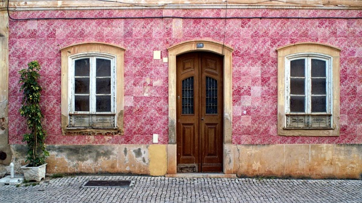 banuia de ceva vreme ca vizavi de el locuieste un pedofil asa ca a sunat la usa acestuia cand omul