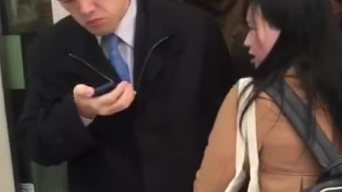 era atat de aglomerat la metrou incat nimeni nu putea respira ce i s a intamplat acestui barbat e