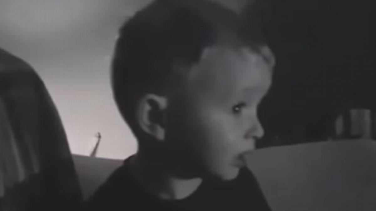 un baietel isi surprinde tatal cu o ipoteza socanta despre mos craciun video