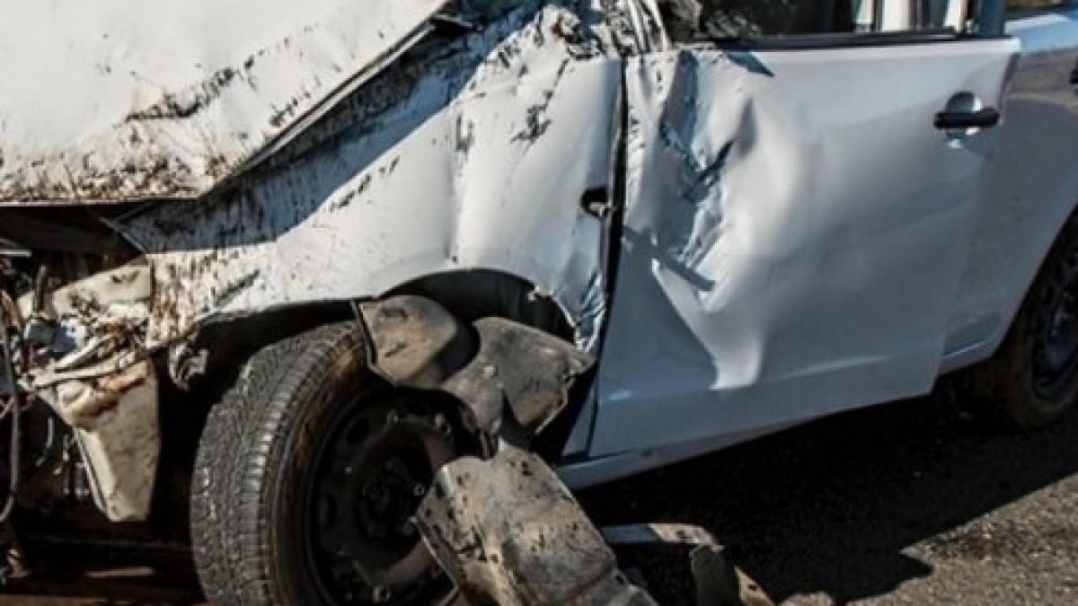 accident pe dn1 o femeie si cei patru copii ai sai transportati de urgenta la spital