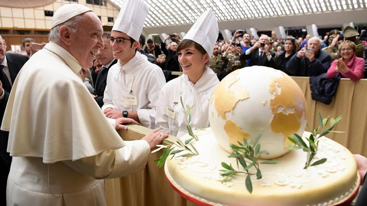 ce se intampla cu miile de cadouri primite de papa francisc de ziua lui