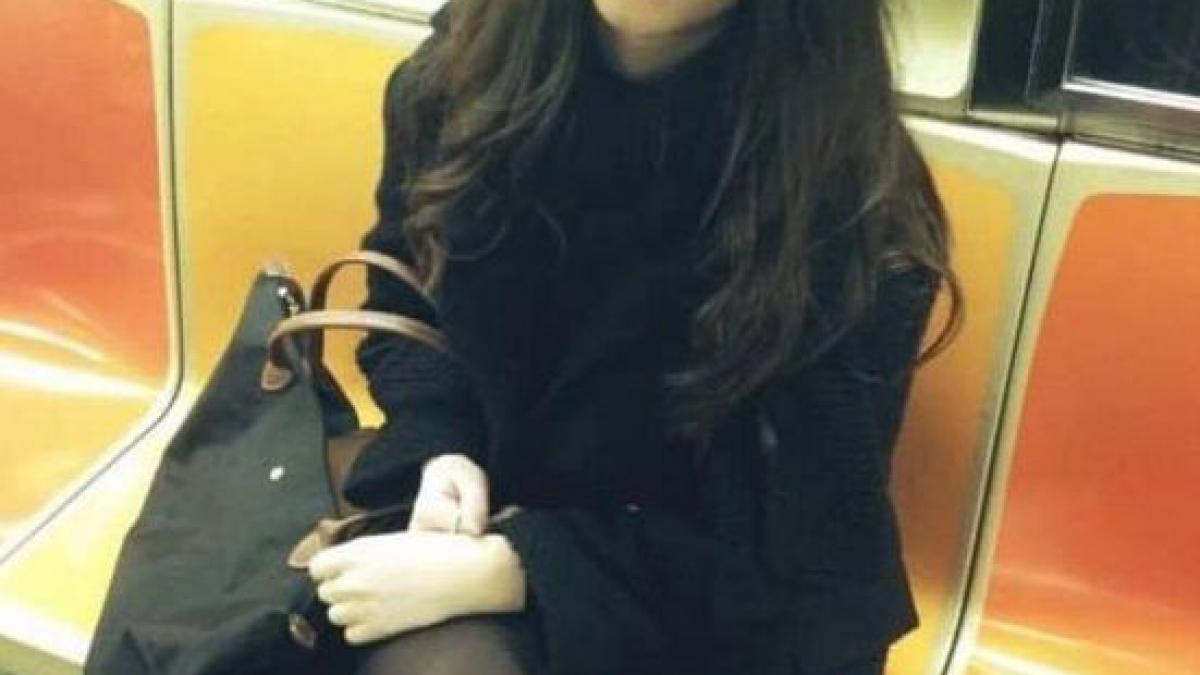 a blocat usa si s a apropiat de ea cand si a dat seama ce vrea sa faca tanara a inceput sa tipe ce