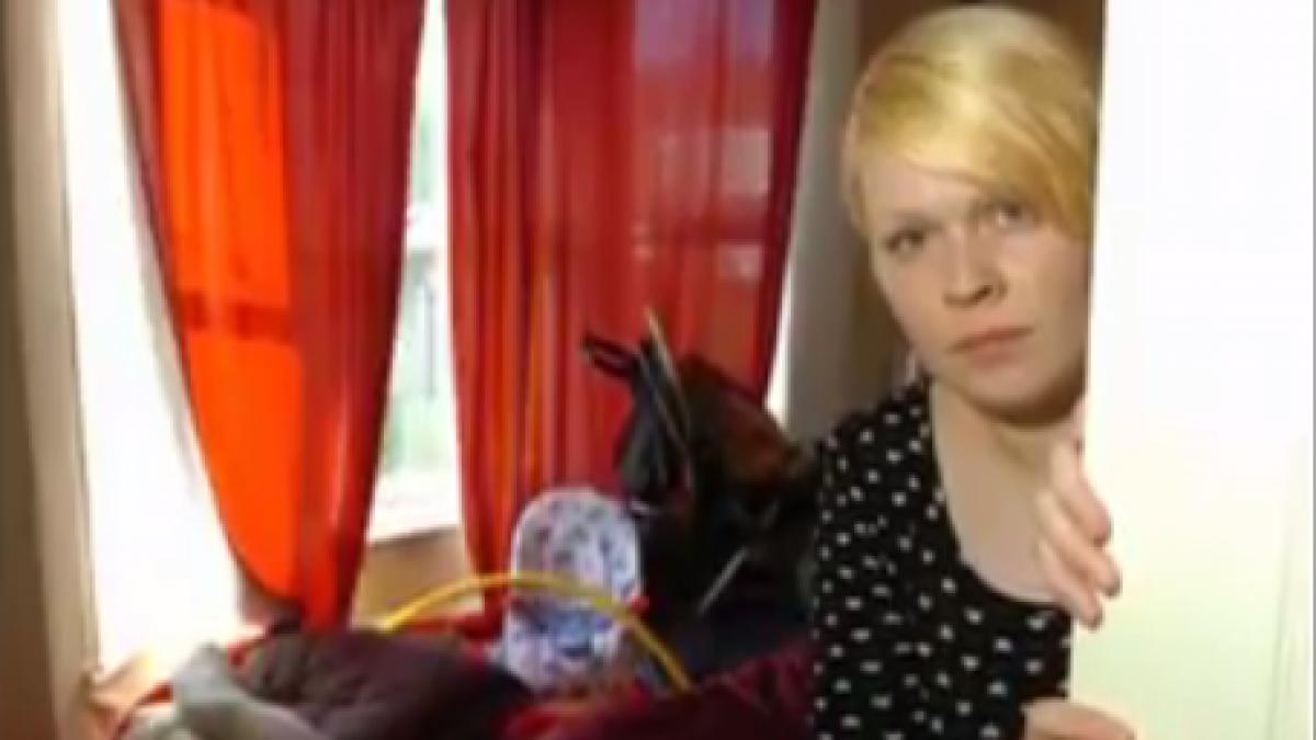 aceasta mamica simtea o prezenta ciudata in casa ei apoi pe fereastra a aparut un mesaj scris care