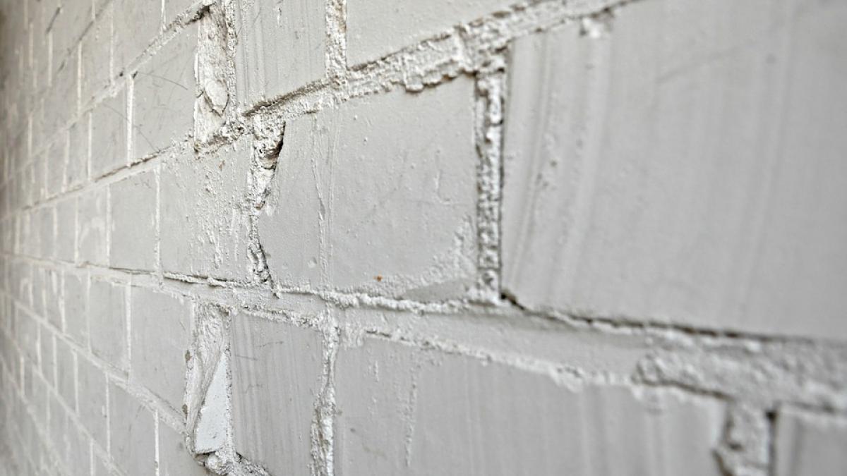 mai multi muncitori au daramat un perete de rigips dar au ramas uimiti de ce au gasit in spatele