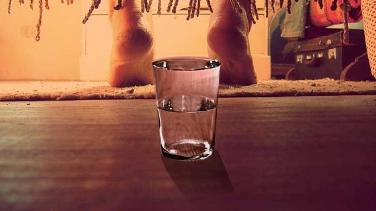 pune un pahar cu apa sub pat in fiecare noapte vei fi uimit de rezultat