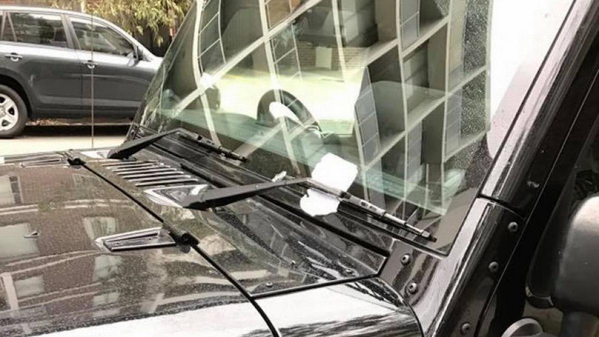 si a gasit masina lovita in parcare dar cand a citit biletul lasat pe parbriz s a infuriat ce era