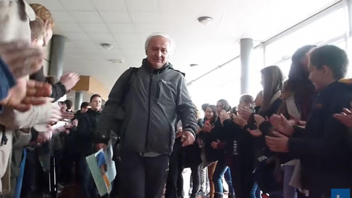 gestul impresionant al unor elevi pentru profesorul lor ajuns la varsta pensionarii