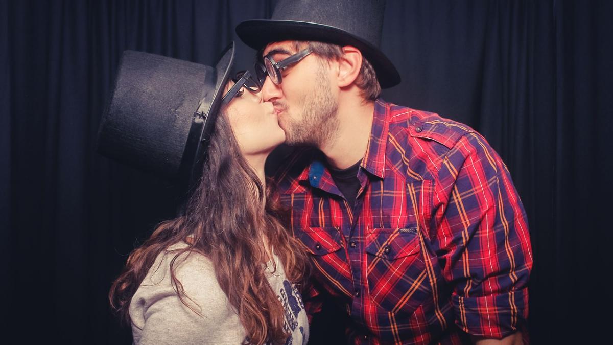 ce se intampla cu cei care se saruta sub o ramura de vasc in noaptea de craciun