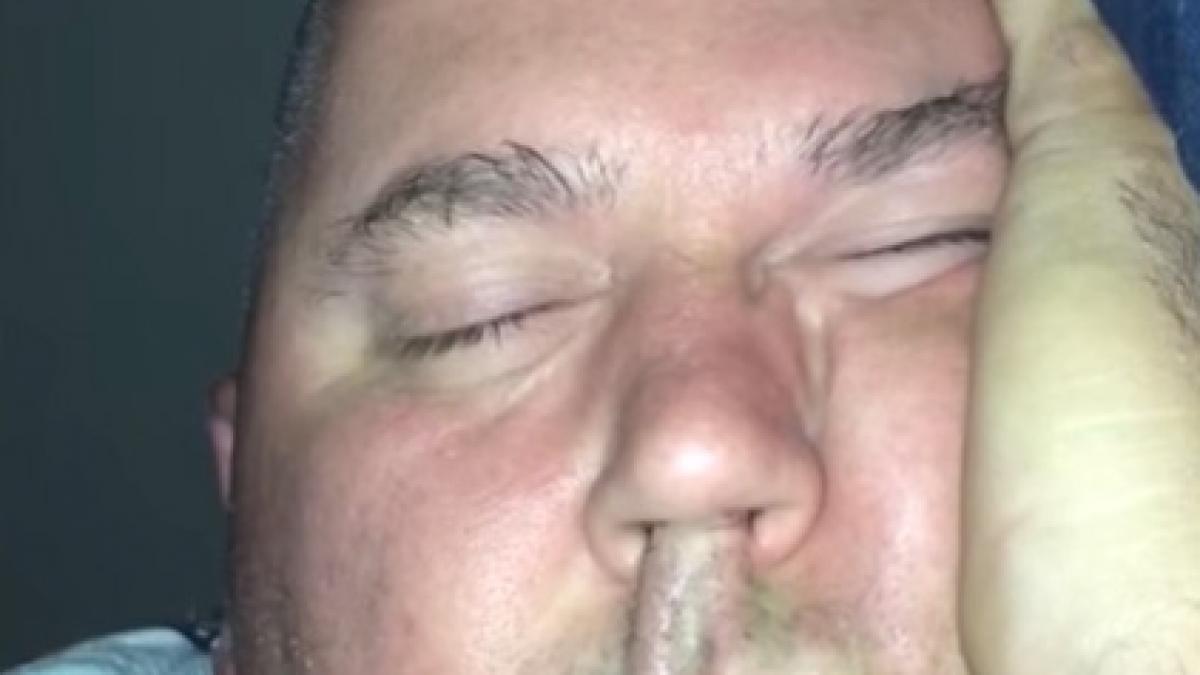 nu putea deloc sa doarma din cauza sotului asa ca l a filmat in timpul noptii dupa care l a pus