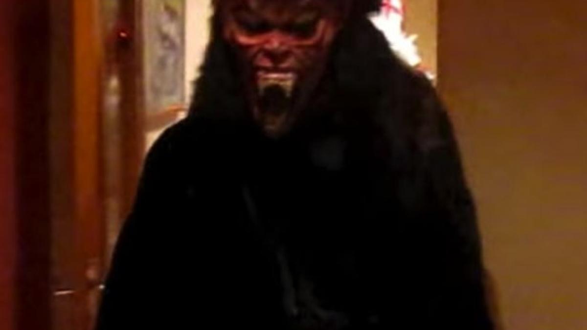 asta este cea mai infricosatoare traditie de craciun mosul vine insotit de diavol pentru a lua