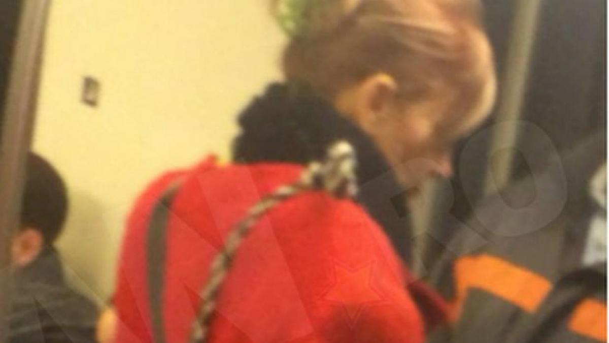 calatorii au inceput sa isi dea coate cand au vazut o ce prezentatoare tv cunoscuta a aparut in