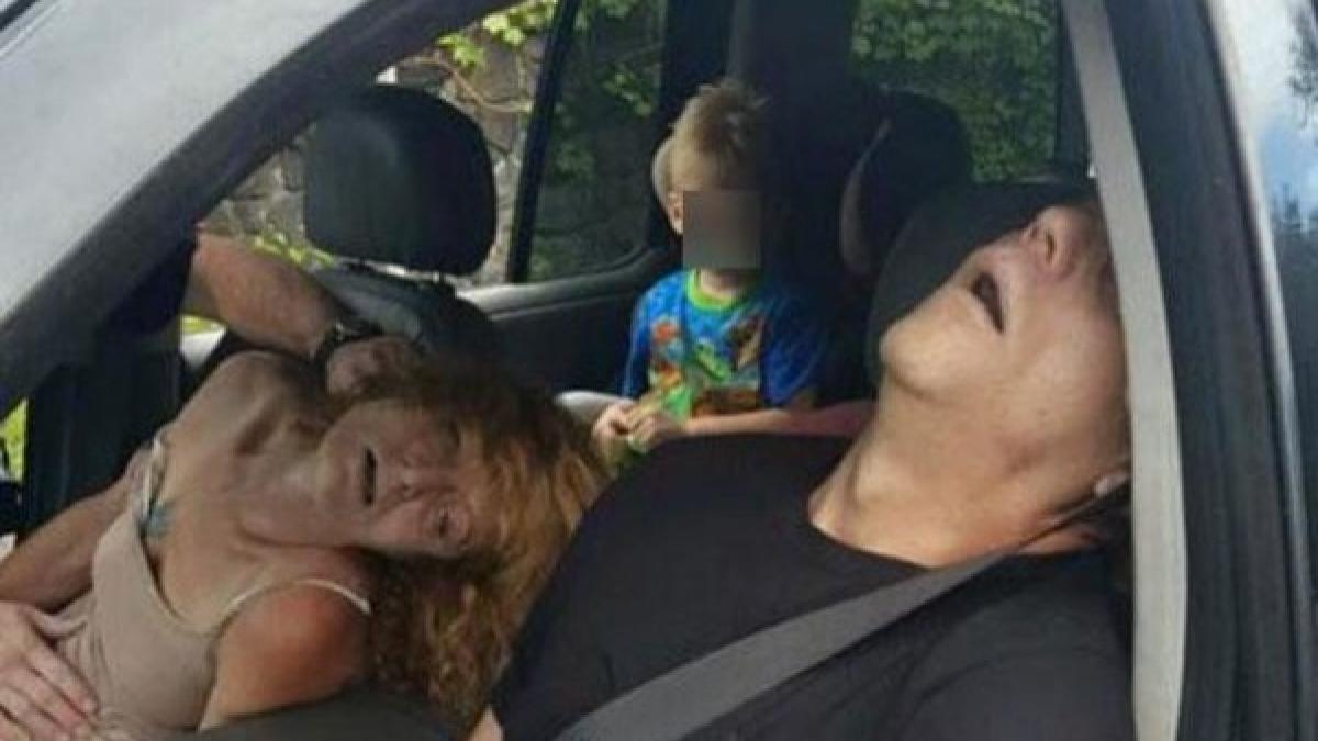 parinti drogati si lesinati in masina in timp ce copilul statea speriat pe bancheta din spate ce
