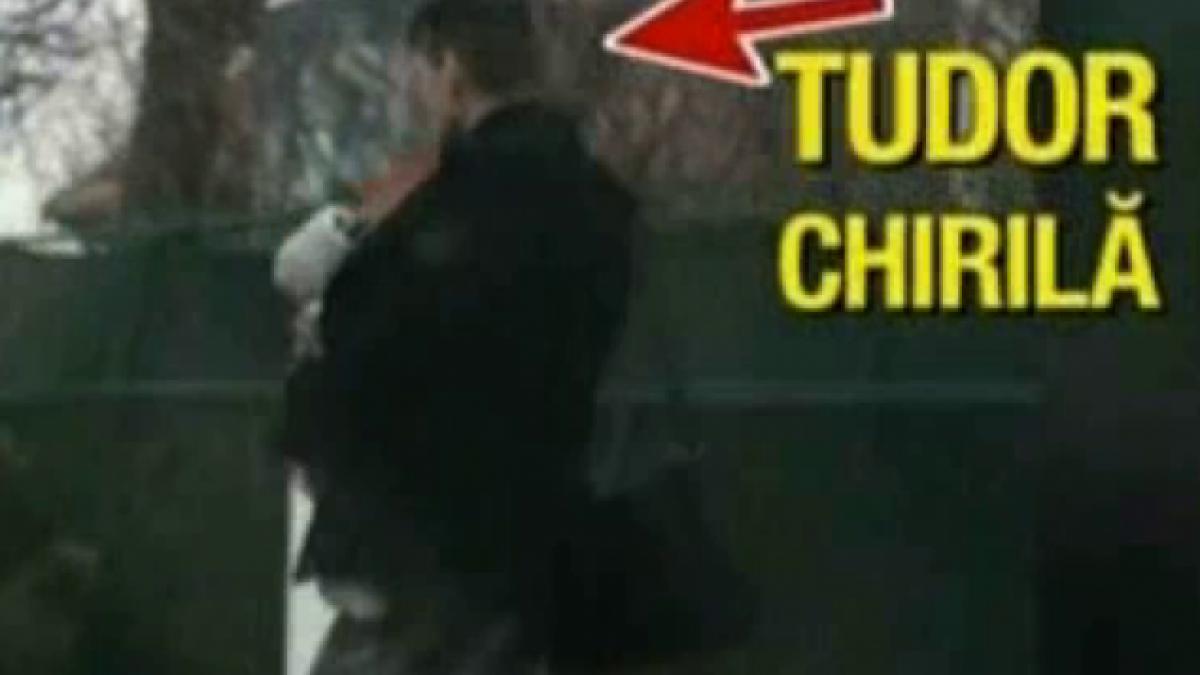 tudor chirila surprins intr o ipostaza neasteptata si a scos baietelul la plimbare dupa care