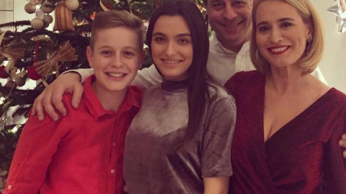 andreea esca si detaliul care i a stricat poza de craciun foto