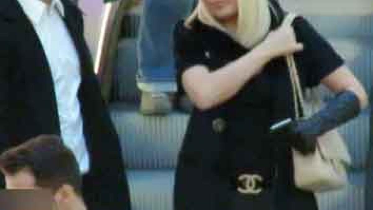 elena udrea spectacol in mall cum a putut sa iasa la cumparaturi