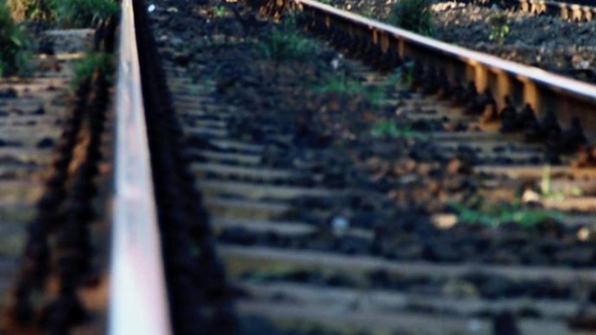 autoturism lovit de tren in zona garii bucurestii noi