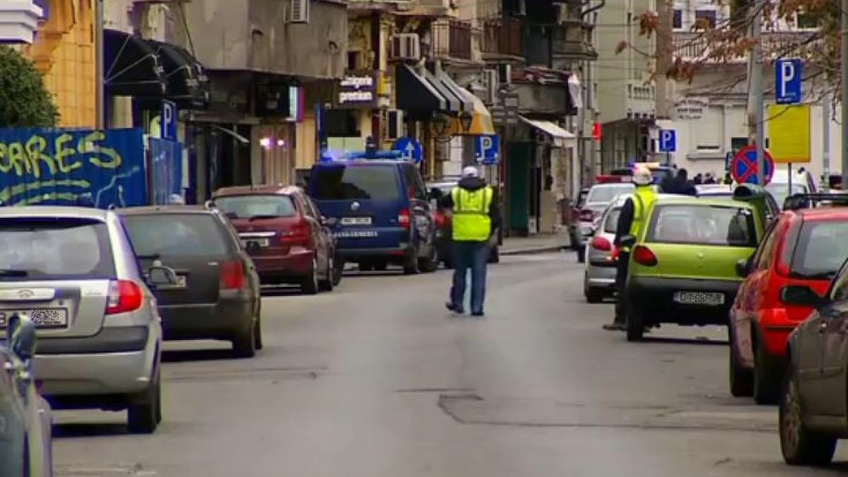 sri doua genti abandonate pe trotuar in fata sinagogii din piata amzei strada a fost blocata