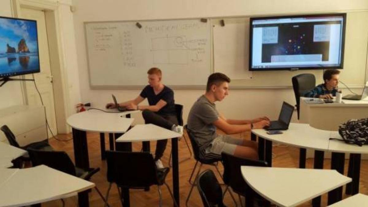 patru elevi din timisoara calificati in finala unui concurs de robotica al nasa nu au bani sa plece