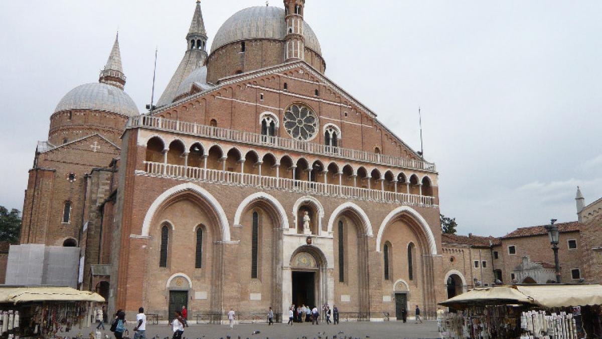 acuzatii extrem de grave la adresa unui preot organiza adevarate orgii in casa parohiala