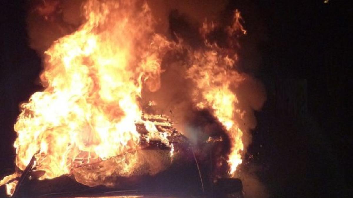 trafic oprit pe autostrada a2 o masina a luat foc